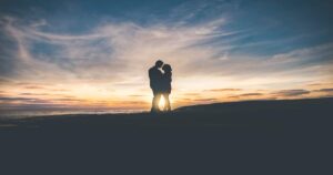 Mơ yêu người lạ đánh con gì ăn chắc?